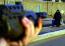 soldier_points_gun.jpe