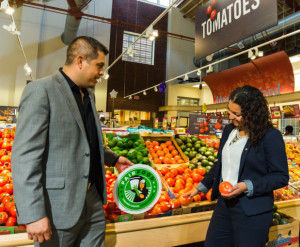 Chavez-and-Andrade-at-GIant-Foods-Washington-DC-with-Fair-Food-program-sign_Fotor